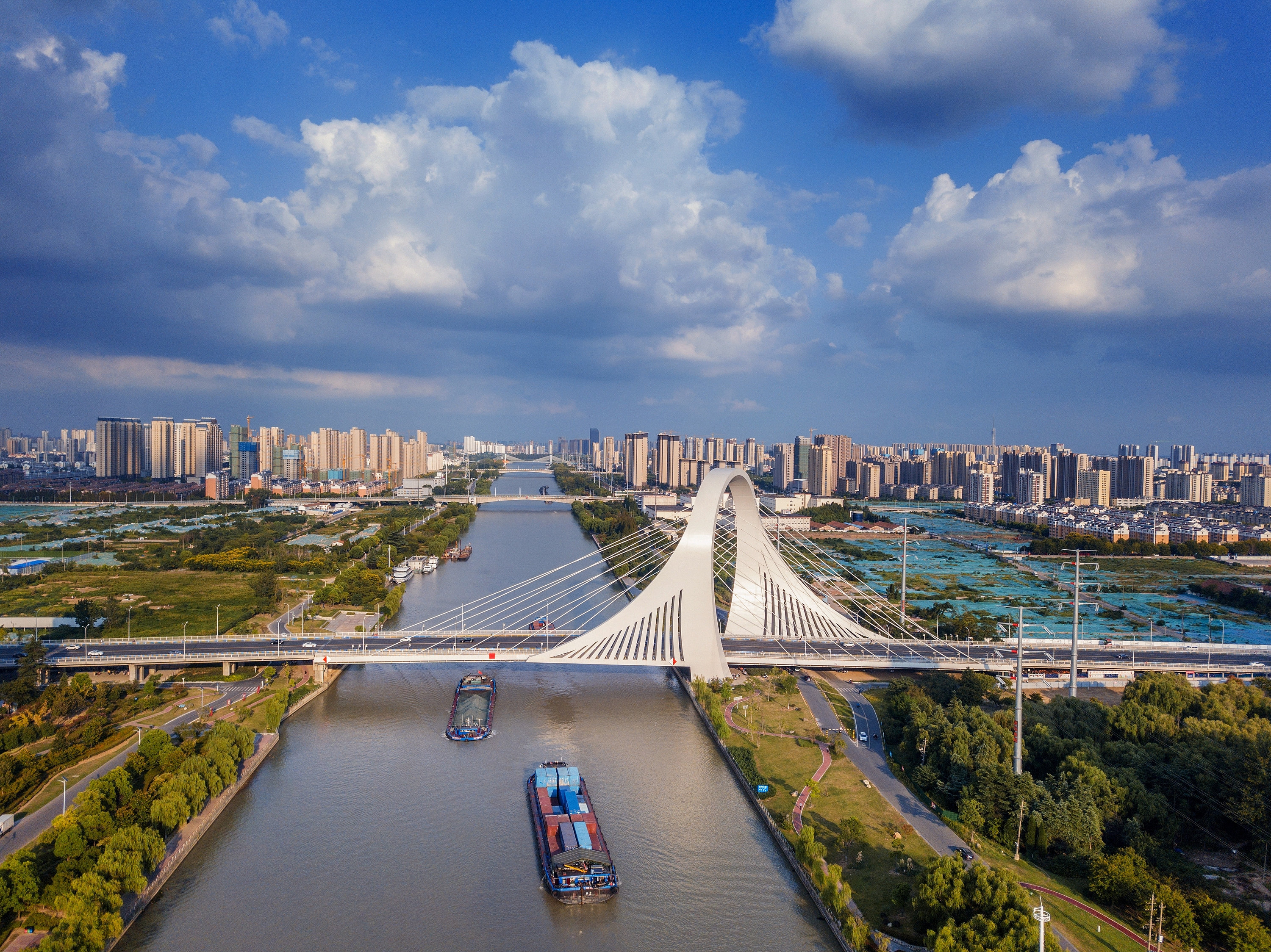 2022年9月12日，幾艘船舶行駛在江蘇淮安運(yùn)河大橋附近。