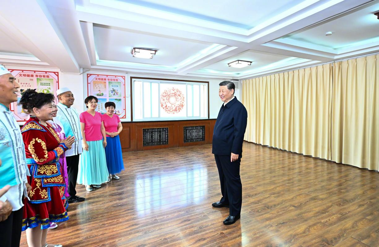 6月19日下午，習(xí)近平總書記在銀川市金鳳區(qū)長城花園社區(qū)活動(dòng)室考察時(shí)，同社區(qū)居民親切交流。