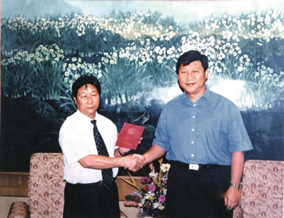 2000年7月，習(xí)近平為福建農(nóng)林大學(xué)教授林占熺頒發(fā)福建省政府“一等功”榮譽(yù)證書(shū)。圖源：《習(xí)近平在福建》（下）