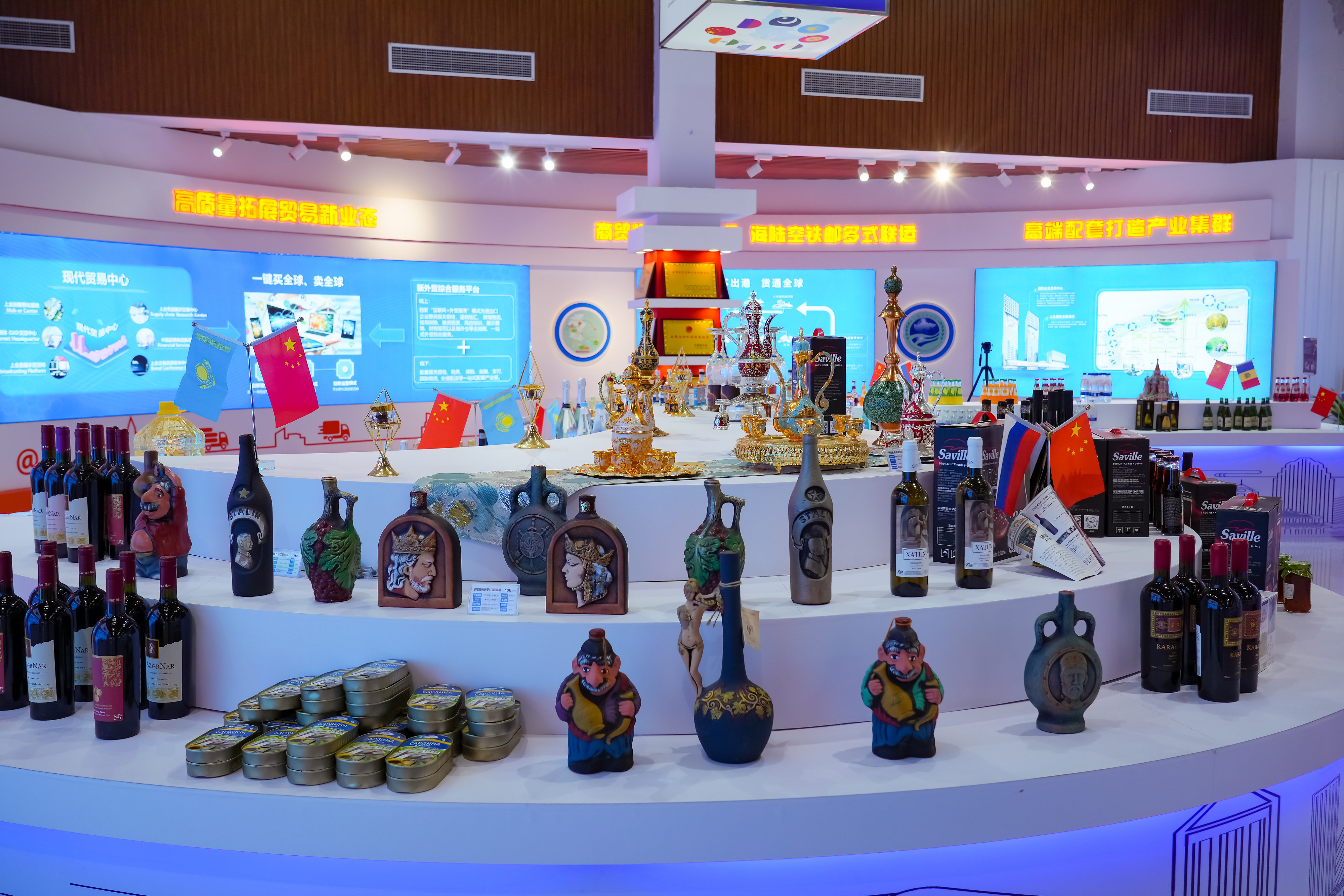 2022年10月19日，青島，上合示范區(qū)展出的上合國家特色商品。