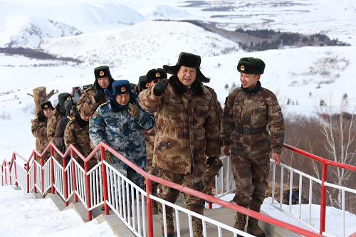  2014年1月26日上午，習(xí)近平來(lái)到內(nèi)蒙古邊防某團(tuán)三角山哨所，看望正在執(zhí)勤的戰(zhàn)士。新華社記者 李剛 攝
