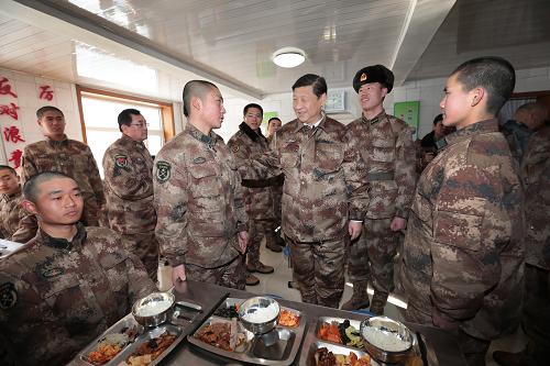 2014年1月26日中午，習(xí)近平來(lái)到連隊(duì)食堂，同戰(zhàn)士們一起用餐。新華社記者 李剛 攝