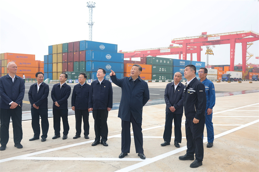 2024年5月22日至24日，中共中央總書記、國家主席、中央軍委主席習(xí)近平在山東考察。這是22日下午，習(xí)近平在日照港察看全自動(dòng)化集裝箱碼頭作業(yè)場景。新華社記者 鞠鵬 攝