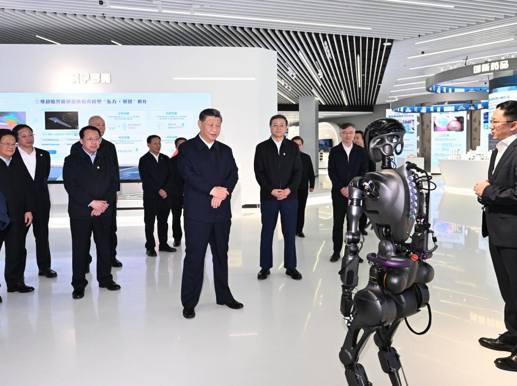 2023年11月28日下午，習(xí)近平在浦東新區(qū)張江科學(xué)城參觀上海科技創(chuàng)新成果展。新華社記者 謝環(huán)馳 攝