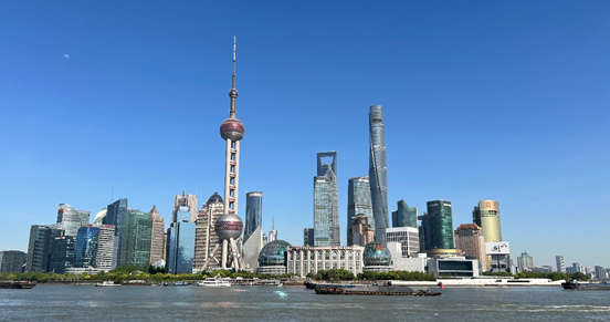 沿蘇州河遠(yuǎn)眺陸家嘴城市建筑群。人民網(wǎng) 馬作鵬 攝