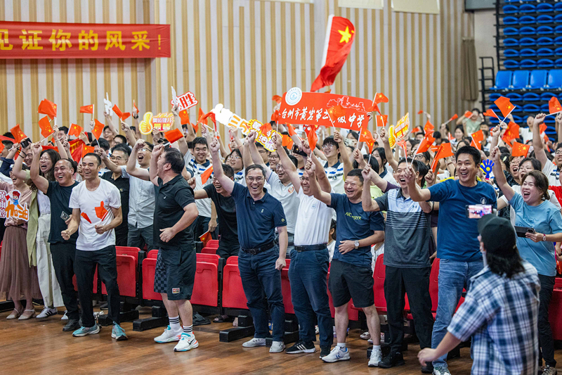 北京時間7月27日，2024年巴黎奧運會首個比賽日，在射擊10米氣步槍混合團體比賽中，中國選手黃雨婷/盛李豪獲得金牌。圖為黃雨婷的母校師生們通過收看奧運直播的方式為她加油助威。
