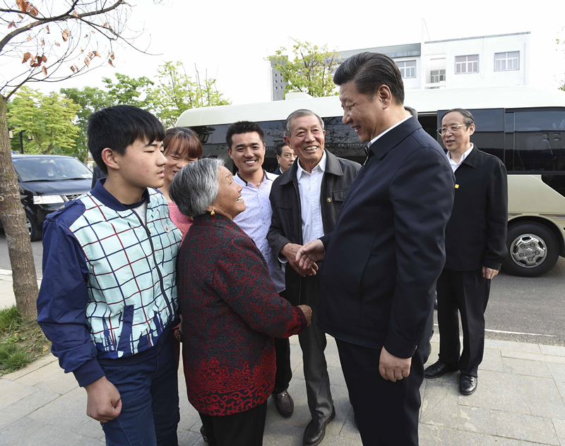 2016年4月25日，習(xí)近平在安徽省滁州市鳳陽縣小崗村看望當(dāng)年大包干帶頭人嚴(yán)金昌（右三）一家。