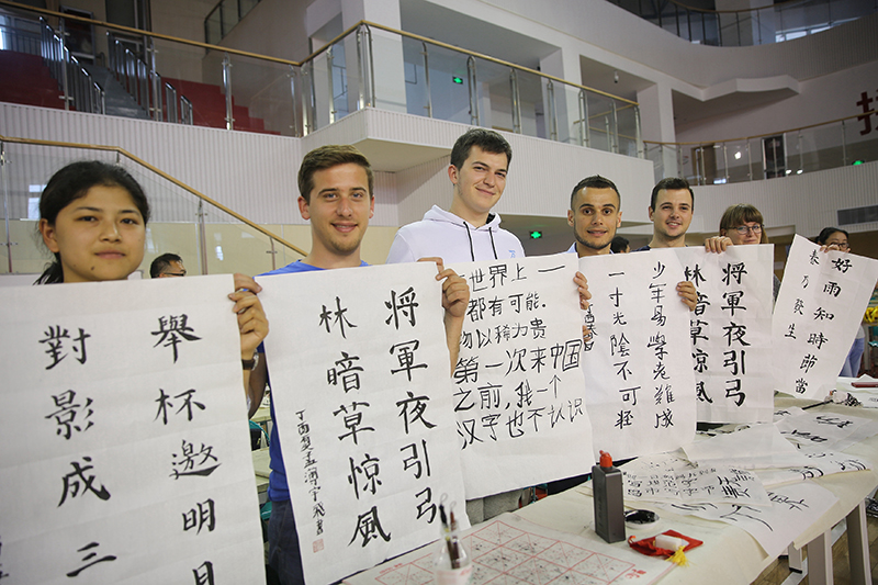 2017年6月5日，來自青島大學(xué)和中國(guó)石油大學(xué)（華東）的外國(guó)留學(xué)生在展示剛剛現(xiàn)場(chǎng)完成的書法作品。