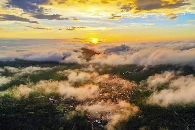 圖為云霧繚繞的軍營(yíng)村，群山盡翠，紅瓦掩映。廈門(mén)市委宣傳部供圖