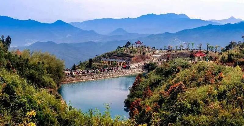 圖為游客們到軍營(yíng)村七彩池欣賞美景。廈門(mén)市委宣傳部供圖