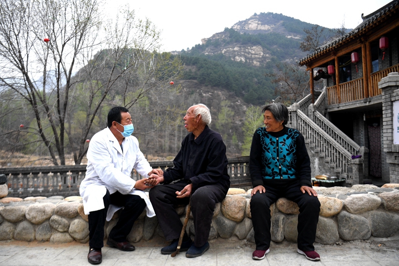 2020年4月15日，在河北阜平縣龍泉關(guān)鎮(zhèn)駱駝灣村，村醫(yī)霍建國為村民把脈。