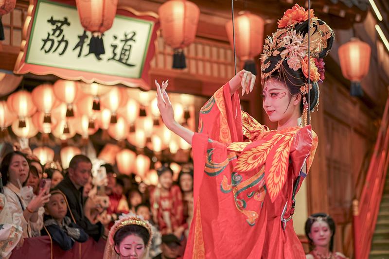 △2024年10月2日，陜西省西安市長(zhǎng)安十二時(shí)辰主題街區(qū)的“唐潮”系列沉浸式表演。