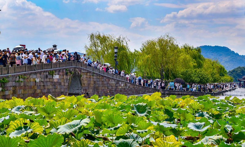 2024年10月4日，杭州西湖景區(qū)迎來國慶假期旅游高峰。