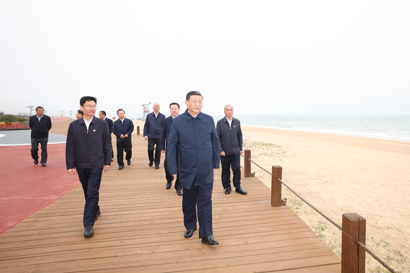 2024年5月22日，習近平總書記在山東日照陽光海岸綠道考察。