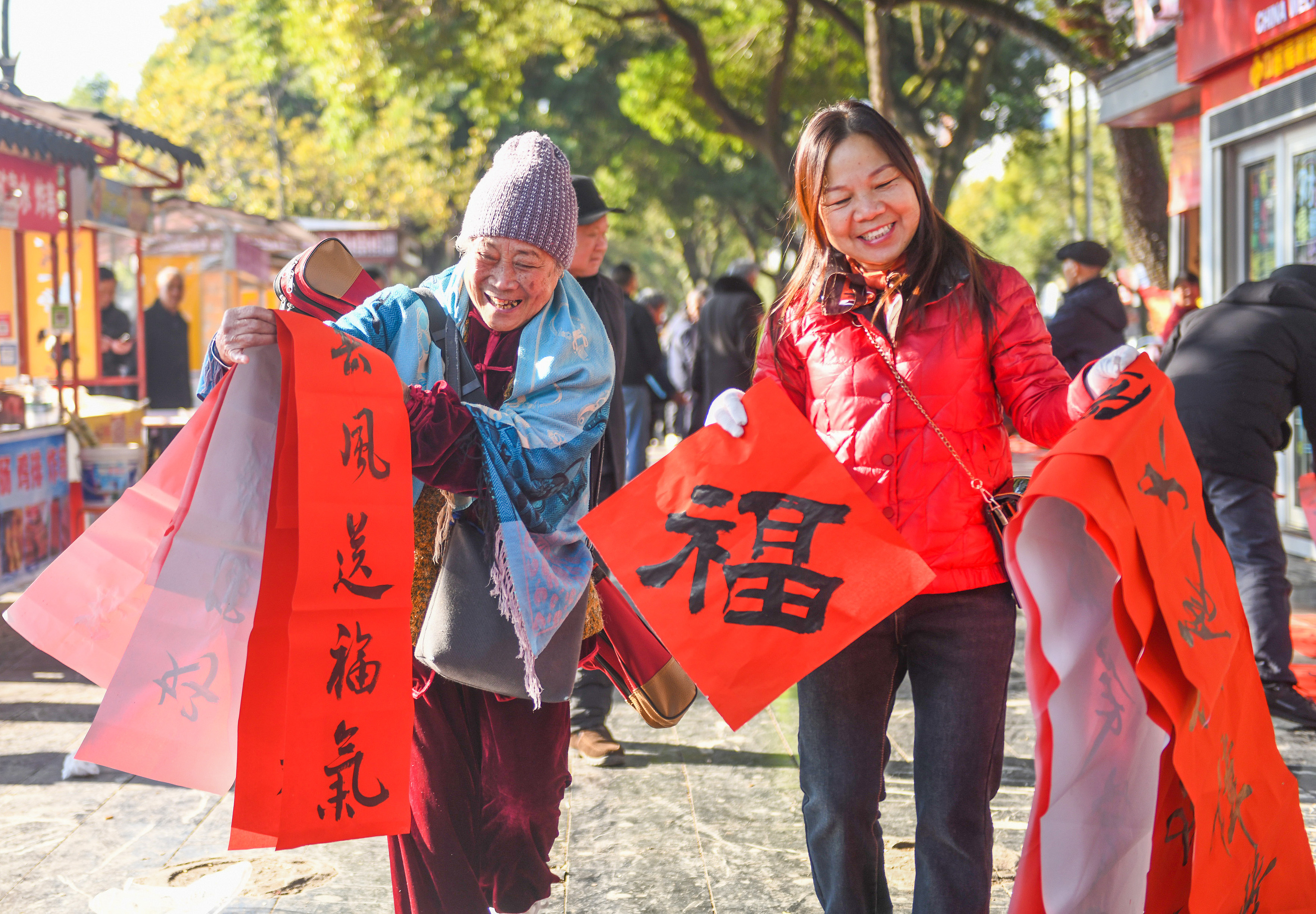 2025年1月13日，在湖南省永州市道縣西洲公園義工崗?fù)?，市民們領(lǐng)到了書法志愿者為大家書寫的春聯(lián)。