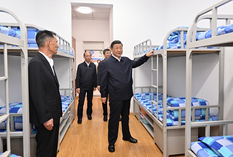 2024年6月18日下午，習近平總書記在青海果洛西寧民族中學宿舍樓察看學生住宿條件。
