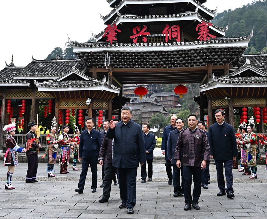 2025年3月17日下午，習(xí)近平在黔東南州黎平縣肇興侗寨考察時(shí)，在寨門(mén)口向身著民族盛裝歡迎的村民揮手致意。新華社記者 燕雁 攝