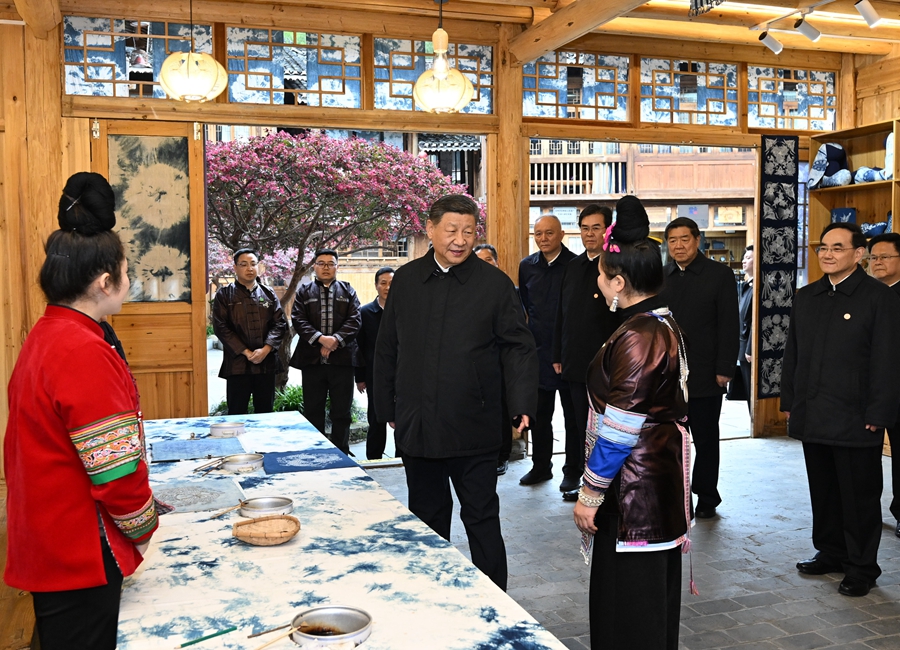 2025年3月17日下午，習(xí)近平在黔東南州黎平縣肇興侗寨侗鄉(xiāng)特色產(chǎn)業(yè)基地考察。新華社記者 謝環(huán)馳 攝