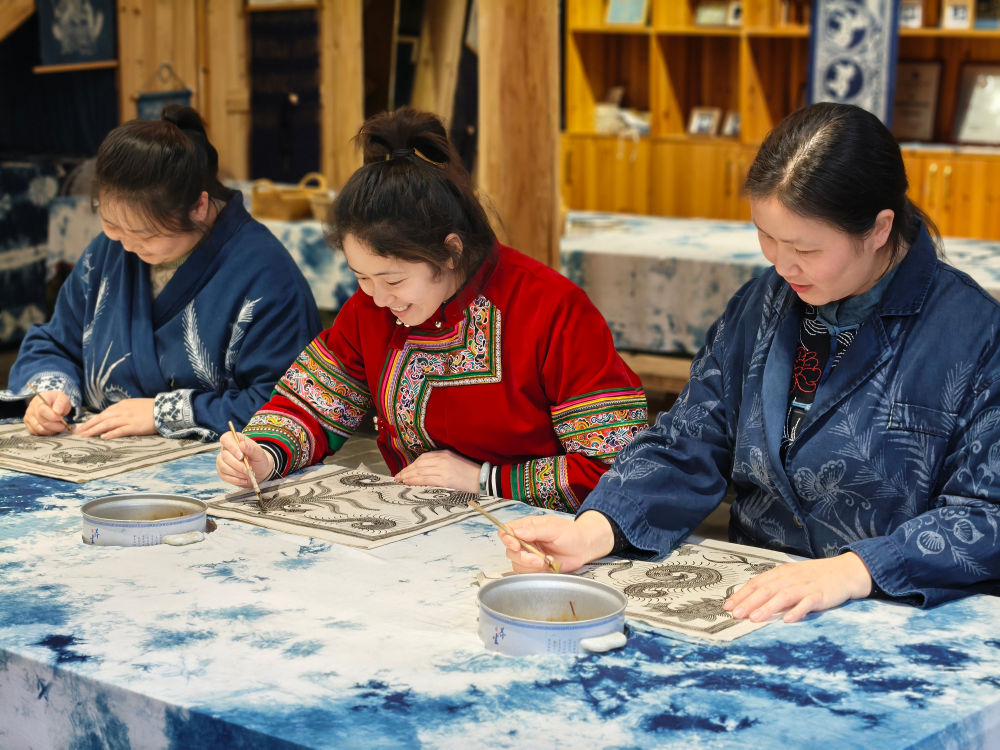 2025年3月14日，村民在肇興侗寨內(nèi)制作蠟染。圖片來(lái)源：新華社