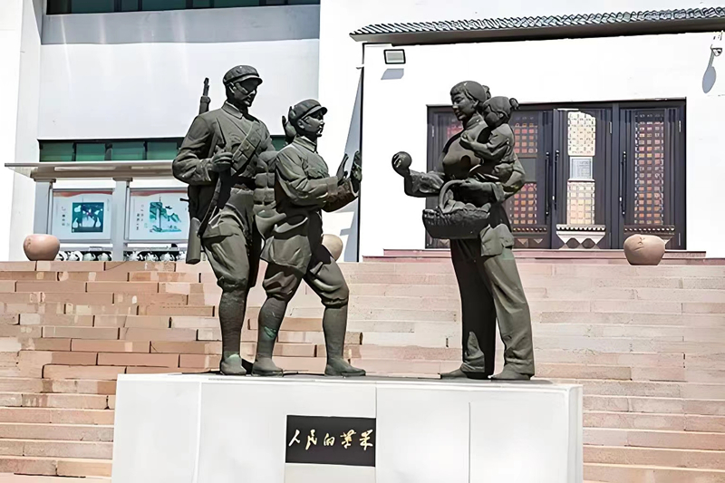 錦州蘋果廉政文化展覽館前的《人民的蘋果》主題雕塑。（由遼沈戰(zhàn)役紀念館供圖）