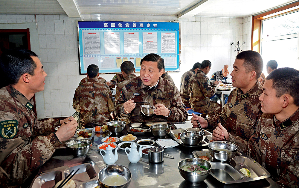 2014年1月26日，習(xí)近平主席專(zhuān)程來(lái)到內(nèi)蒙古軍區(qū)邊防某部，親切看望慰問(wèn)戍邊官兵。這是在連隊(duì)食堂，習(xí)近平主席同戰(zhàn)士們一起用餐。