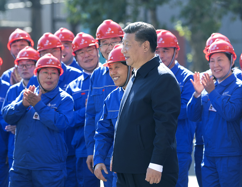2018年9月26日，在中國一重集團(tuán)，習(xí)近平總書記走到工人中間，同大家親切交流。