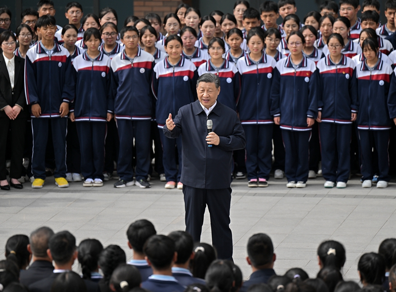 2024年6月18日，習(xí)近平總書(shū)記在青海果洛西寧民族中學(xué)考察時(shí)，同師生們親切交流。