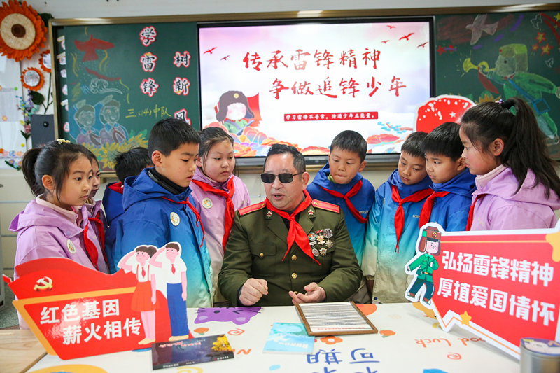 2025年3月3日，江蘇南通如皋市安定小學(xué)里，傷殘軍人許波銀在思政小課堂上向?qū)W生講述雷鋒故事。