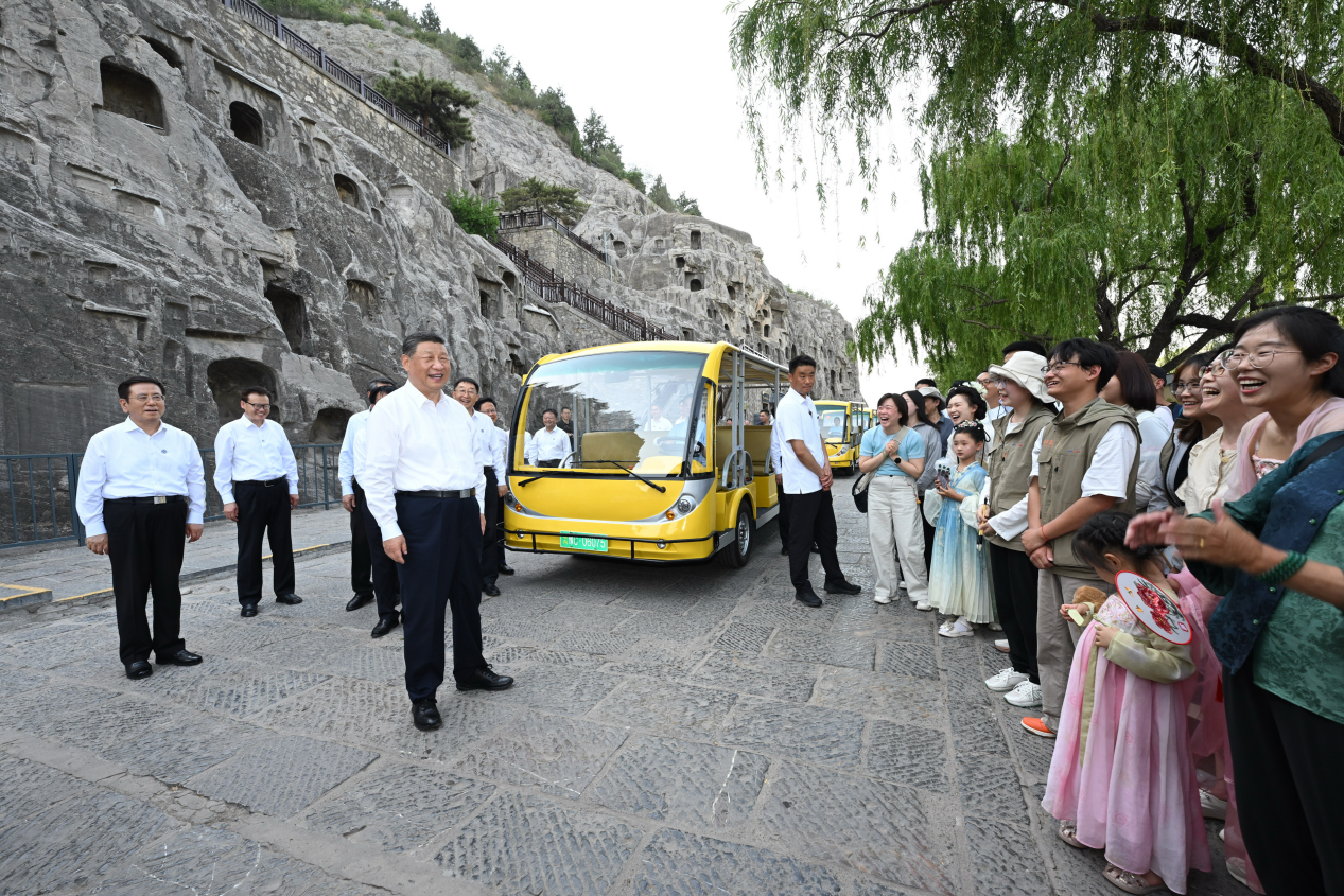 5月19日，習(xí)近平在洛陽(yáng)龍門(mén)石窟考察時(shí)，同游客親切交流。