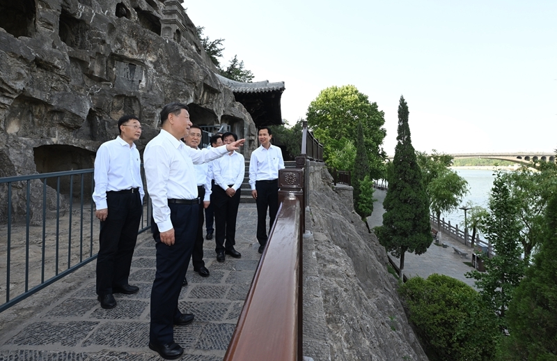 2025年5月19日至20日，中共中央總書記、國(guó)家主席、中央軍委主席習(xí)近平在河南考察。這是19日下午，習(xí)近平在洛陽(yáng)龍門石窟考察。新華社記者 謝環(huán)馳 攝