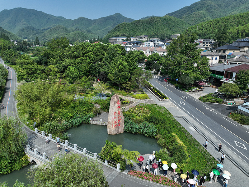 2023年8月11日，游客在浙江安吉余村參觀。