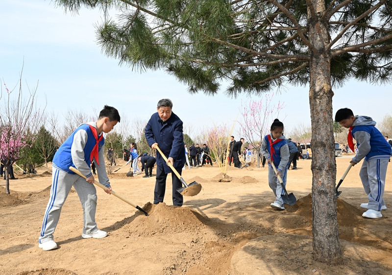 2025年4月3日，習(xí)近平總書記來到北京豐臺(tái)區(qū)永定河畔參加首都義務(wù)植樹活動(dòng)。
