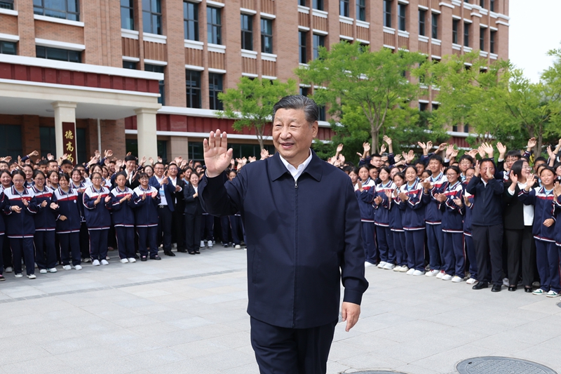 2024年6月18日，習(xí)近平總書(shū)記在青海果洛西寧民族中學(xué)考察時(shí)，向師生們揮手致意。