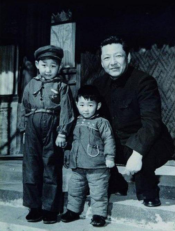1958年，習(xí)仲勛與兒子習(xí)近平、習(xí)遠(yuǎn)平在一起。