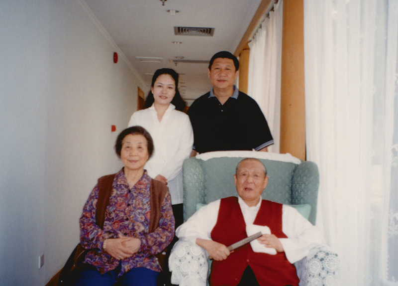 習(xí)近平與夫人彭麗媛同父親習(xí)仲勛、母親齊心的合影。