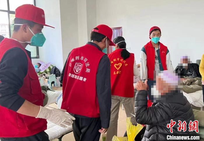 圖為得到妥善安置周到的服務(wù)，患者向志愿者豎起大拇指?！∪湛t市委宣傳部供圖