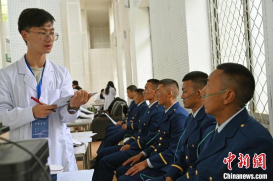 圖為研究團(tuán)隊(duì)成員登記消防員信息?！≮w朗 攝