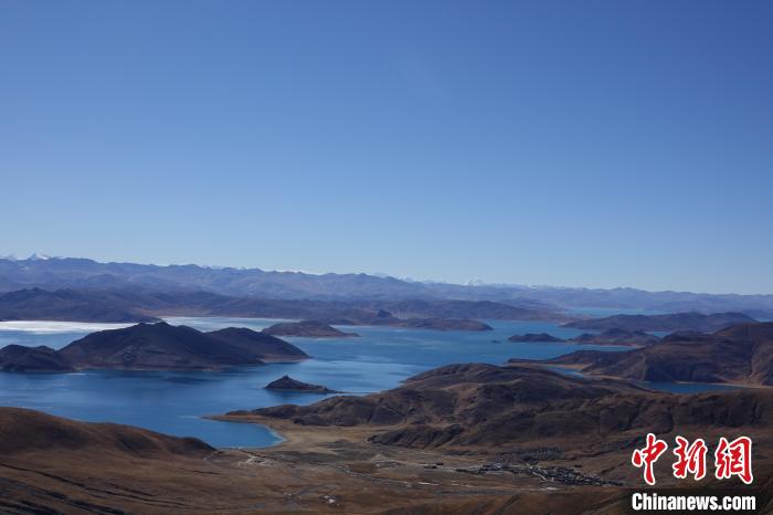 冬日羊卓雍措：湖水湛藍(lán)，如詩(shī)如畫(huà)