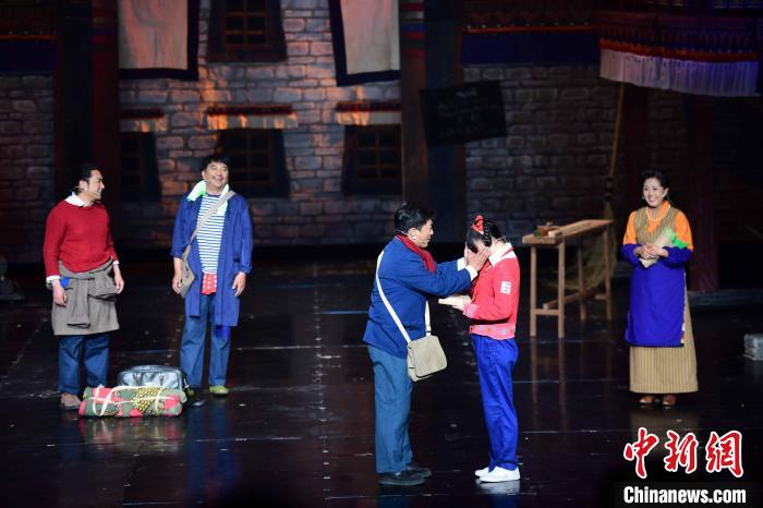 圖為西藏本土話劇《八廓街北院》演出現(xiàn)場。　貢嘎來松 攝