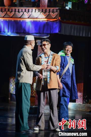 圖為西藏本土話劇《八廓街北院》演出現(xiàn)場。　貢嘎來松 攝