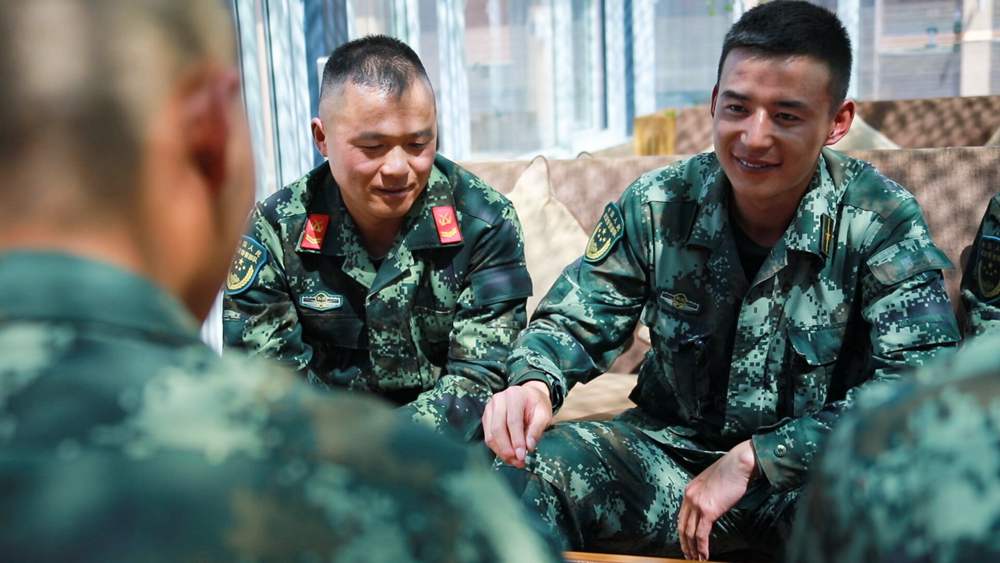 官兵正在陽(yáng)光棚內(nèi)優(yōu)雅的環(huán)境中下象棋。