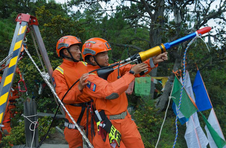 發(fā)射拋投器 。西繞拉翁攝