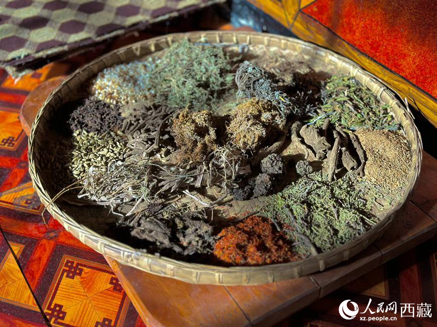 制作藏香的草本原料。人民網(wǎng)記者 次仁羅布攝