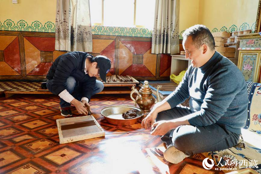 游客正在學(xué)習(xí)制作藏香。人民網(wǎng) 記者次仁羅布攝