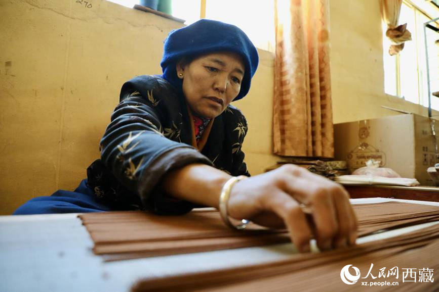 藏香廠的工人們堅(jiān)持手工制作藏香。人民網(wǎng)記者 次仁羅布攝