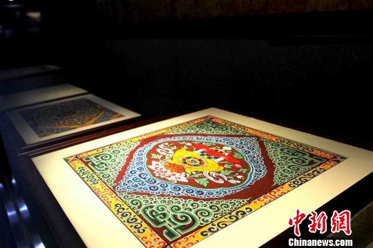 圖為藏式建筑傳統(tǒng)圖案?！?zhí)砀?攝