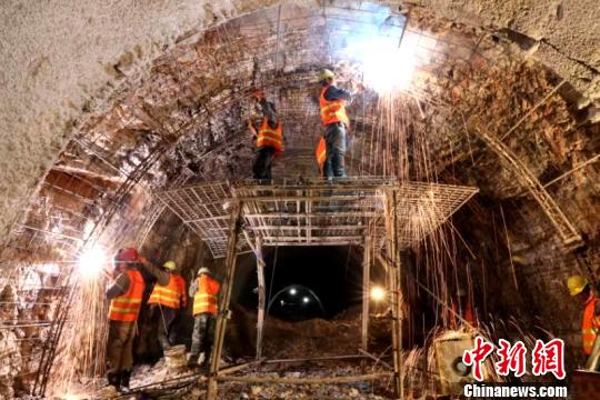 圖為施工人員正在進行隧道支護焊接作業(yè)?！￡悤?攝