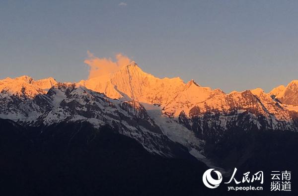 迪慶梅里雪山“日照金山”景觀。（供圖）