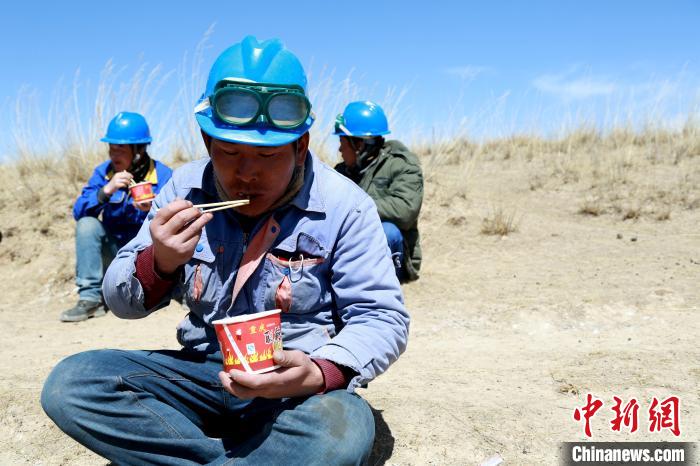 青海藏鄉(xiāng)脫貧致富見聞：“電通了，日子也富裕了”