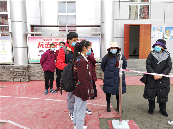 圖片默認標(biāo)題_fororder_1、學(xué)生排隊進入校園-攝影-左斌